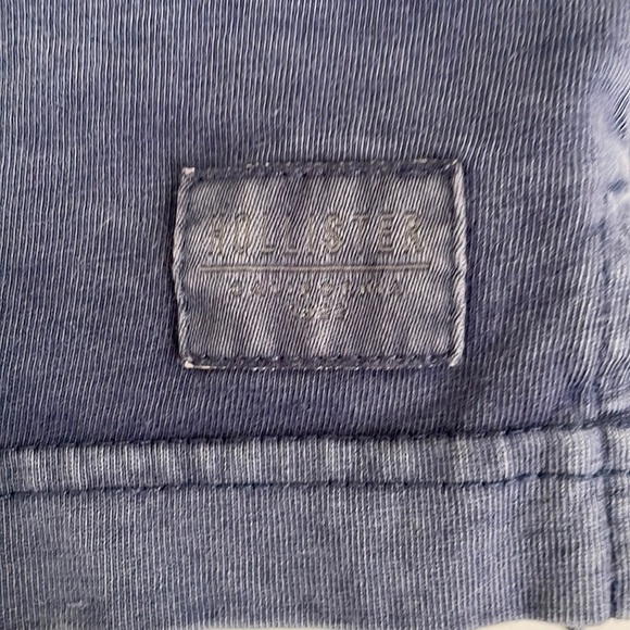 Hollister Men’s crew neck long sleeve tee. - Picture 2 of 3